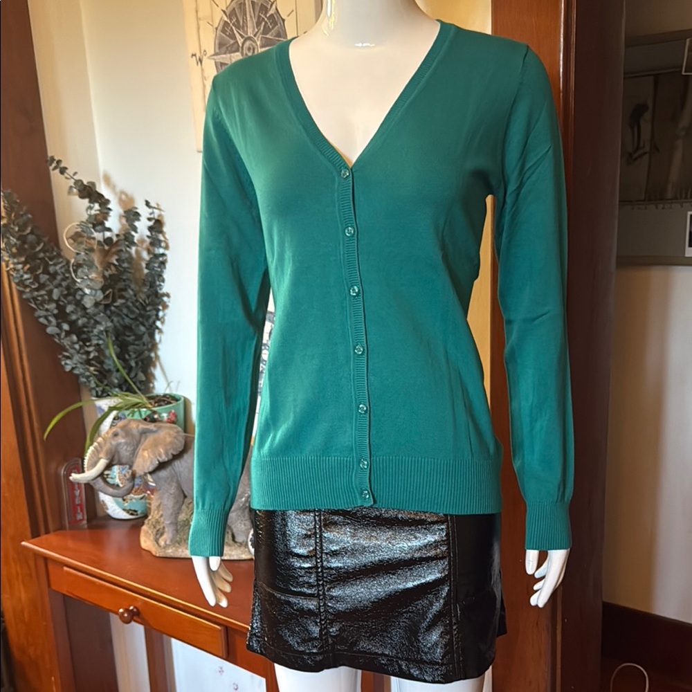 NWT northern reflections size small Women's V-Neck Cardigan Sweater - Green